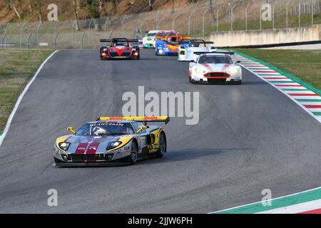 Scarperia, 3. April 2022: Ford GT GT1 Jahr 2010 während des Mugello Classic 2022 auf dem Kurs Mugello in Italien in Aktion. Stockfoto