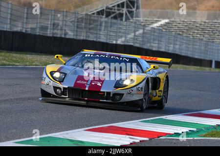 Scarperia, 3. April 2022: Ford GT GT1 Jahr 2010 während des Mugello Classic 2022 auf dem Kurs Mugello in Italien in Aktion. Stockfoto