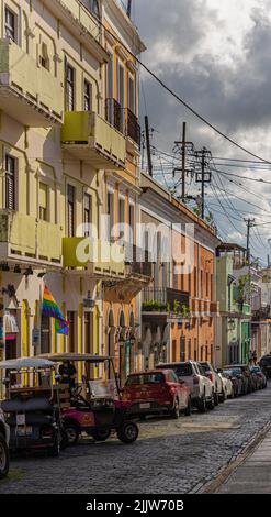 Blick auf die Altstadt in der Nähe einer Straße Stockfoto