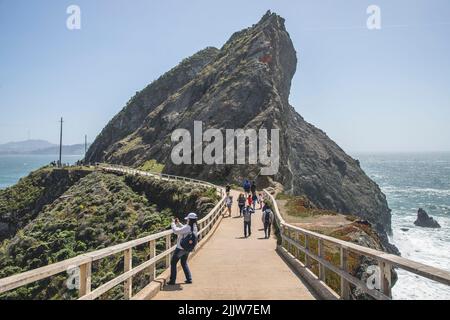 Eine malerische Aussicht auf Touristen, die auf dem Weg zum Point Bonita Lighthouse in Kalifornien wandern Stockfoto