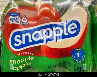 Grovetown, GA USA - 05 03 22: Einzelhandelsgeschäft Snapple Apple 12 Packung Saft Stockfoto