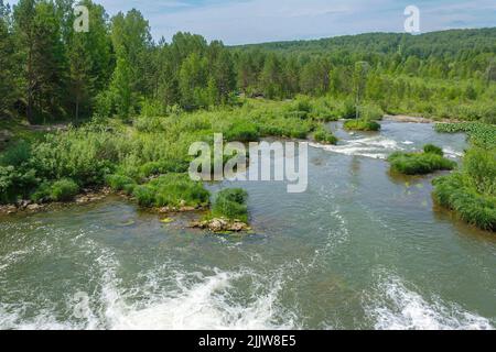 Blick vom Staudamm des ehemaligen Wasserkraftwerks am Suenga-Fluss, Region Nowosibirsk Stockfoto