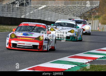 Scarperia, 3. April 2022: Porsche 996 GT3-RSR Jahr 2006 im Einsatz während des Mugello Classic 2022 auf dem Kurs Mugello in Italien. Stockfoto