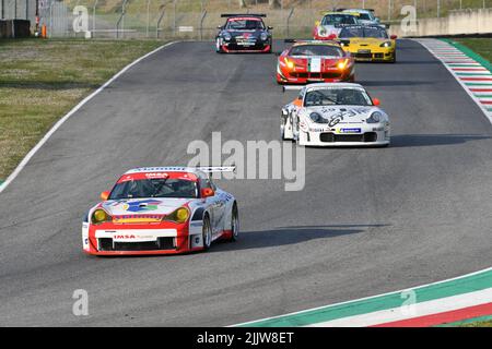 Scarperia, 3. April 2022: Porsche 996 GT3-RSR Jahr 2006 im Einsatz während des Mugello Classic 2022 auf dem Kurs Mugello in Italien. Stockfoto