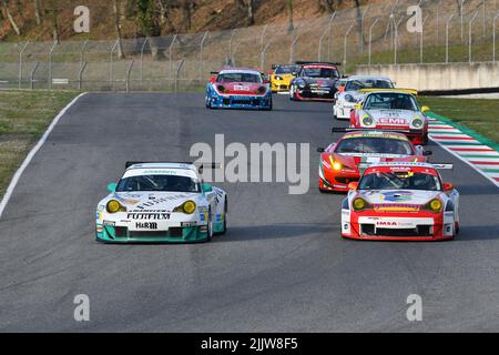 Scarperia, 3. April 2022: Porsche 996 GT3-RSR Jahr 2006 im Einsatz während des Mugello Classic 2022 auf dem Kurs Mugello in Italien. Stockfoto