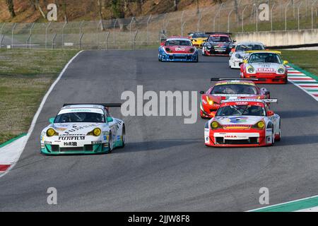 Scarperia, 3. April 2022: Porsche 996 GT3-RSR Jahr 2006 im Einsatz während des Mugello Classic 2022 auf dem Kurs Mugello in Italien. Stockfoto