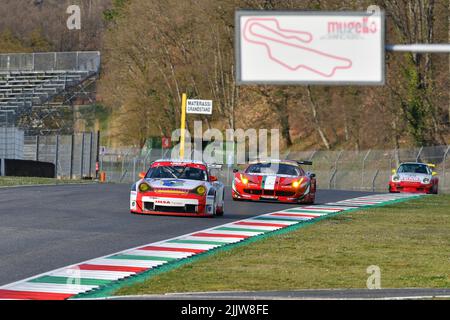 Scarperia, 3. April 2022: Porsche 996 GT3-RSR Jahr 2006 im Einsatz während des Mugello Classic 2022 auf dem Kurs Mugello in Italien. Stockfoto