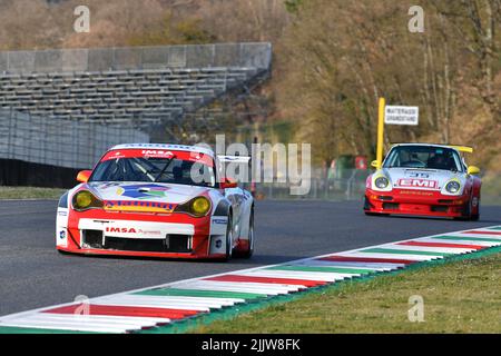 Scarperia, 3. April 2022: Porsche 996 GT3-RSR Jahr 2006 im Einsatz während des Mugello Classic 2022 auf dem Kurs Mugello in Italien. Stockfoto