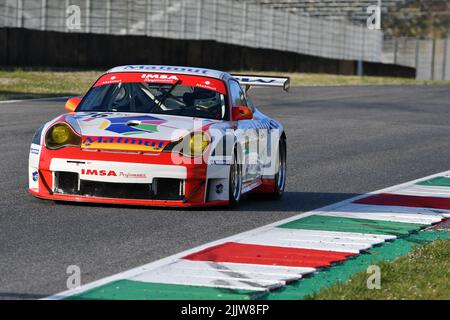 Scarperia, 3. April 2022: Porsche 996 GT3-RSR Jahr 2006 im Einsatz während des Mugello Classic 2022 auf dem Kurs Mugello in Italien. Stockfoto