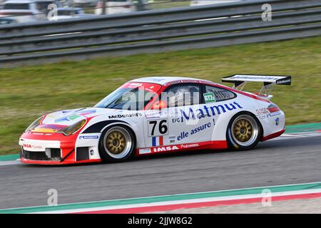 Scarperia, 3. April 2022: Porsche 996 GT3-RSR Jahr 2006 im Einsatz während des Mugello Classic 2022 auf dem Kurs Mugello in Italien. Stockfoto