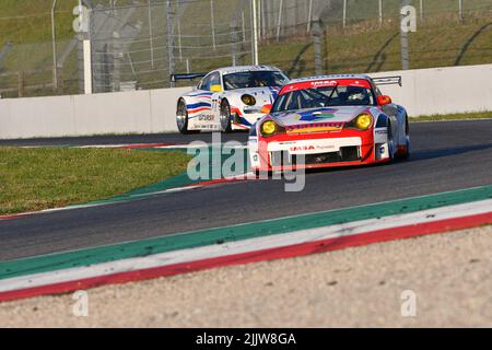 Scarperia, 3. April 2022: Porsche 996 GT3-RSR Jahr 2006 im Einsatz während des Mugello Classic 2022 auf dem Kurs Mugello in Italien. Stockfoto