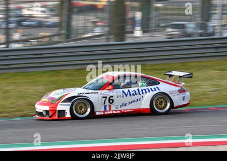 Scarperia, 3. April 2022: Porsche 996 GT3-RSR Jahr 2006 im Einsatz während des Mugello Classic 2022 auf dem Kurs Mugello in Italien. Stockfoto