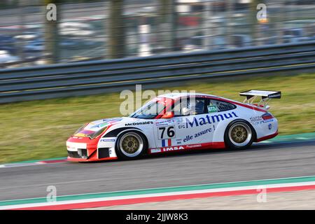 Scarperia, 3. April 2022: Porsche 996 GT3-RSR Jahr 2006 im Einsatz während des Mugello Classic 2022 auf dem Kurs Mugello in Italien. Stockfoto