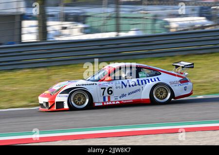 Scarperia, 3. April 2022: Porsche 996 GT3-RSR Jahr 2006 im Einsatz während des Mugello Classic 2022 auf dem Kurs Mugello in Italien. Stockfoto