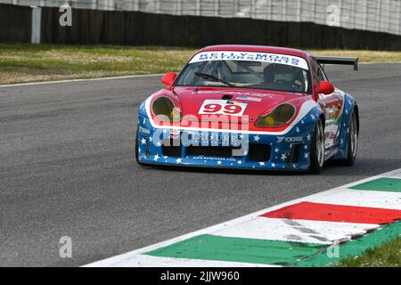 Scarperia, 3. April 2022: Porsche 996 GT3-RSR 2001 im Einsatz während des Mugello Classic 2022 auf dem Kurs Mugello in Italien. Stockfoto