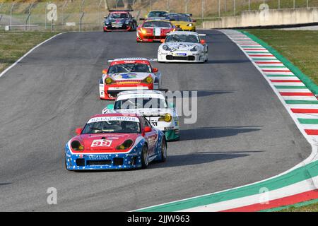 Scarperia, 3. April 2022: Porsche 996 GT3-RSR 2001 im Einsatz während des Mugello Classic 2022 auf dem Kurs Mugello in Italien. Stockfoto