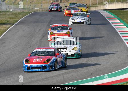 Scarperia, 3. April 2022: Porsche 996 GT3-RSR 2001 im Einsatz während des Mugello Classic 2022 auf dem Kurs Mugello in Italien. Stockfoto