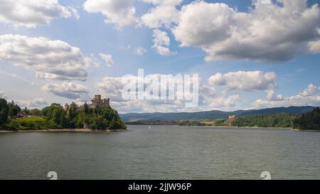 Niedzica Castle auch bekannt als Dunajec Castle am See Czorsztynin den Pieniny Bergen, Polen. Und Touristenfässchen im See. Sommertag mit Fast M Stockfoto