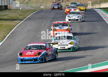 Scarperia, 3. April 2022: Porsche 996 GT3-RSR 2001 im Einsatz während des Mugello Classic 2022 auf dem Kurs Mugello in Italien. Stockfoto