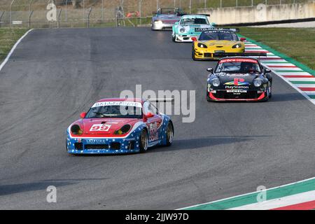 Scarperia, 3. April 2022: Porsche 996 GT3-RSR 2001 im Einsatz während des Mugello Classic 2022 auf dem Kurs Mugello in Italien. Stockfoto