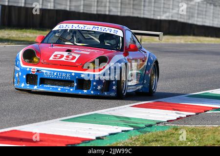 Scarperia, 3. April 2022: Porsche 996 GT3-RSR 2001 im Einsatz während des Mugello Classic 2022 auf dem Kurs Mugello in Italien. Stockfoto