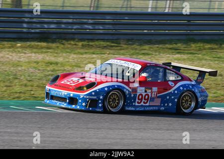 Scarperia, 3. April 2022: Porsche 996 GT3-RSR 2001 im Einsatz während des Mugello Classic 2022 auf dem Kurs Mugello in Italien. Stockfoto
