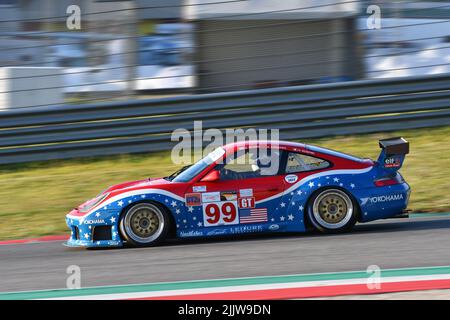 Scarperia, 3. April 2022: Porsche 996 GT3-RSR 2001 im Einsatz während des Mugello Classic 2022 auf dem Kurs Mugello in Italien. Stockfoto