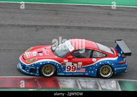 Scarperia, 3. April 2022: Porsche 996 GT3-RSR 2001 im Einsatz während des Mugello Classic 2022 auf dem Kurs Mugello in Italien. Stockfoto