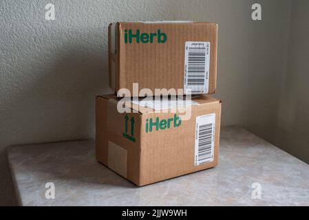 Kiew, Ukraine - 13. Juli 2020 : das Paket von iHerb mit Vitaminen Stockfoto