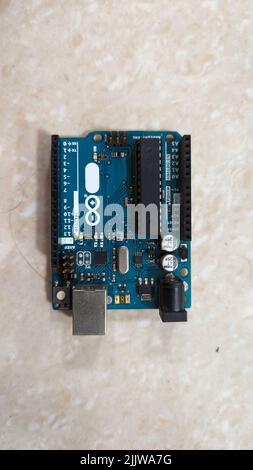 Arduino Uno Mikrocontroller Board mit isolierten Komponenten und Spezifikationen auf einem einfachen Hintergrund Stockfoto