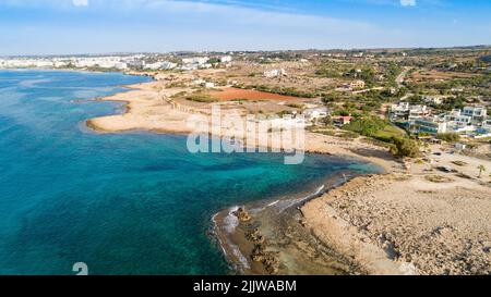 Vogelperspektive auf den Strand Ammos tou Kambouri, Ayia Napa, Cavo Greco, Famagusta, Zypern. Die Wahrzeichen Touristenattraktion felsiger Strand mit goldenem Stockfoto