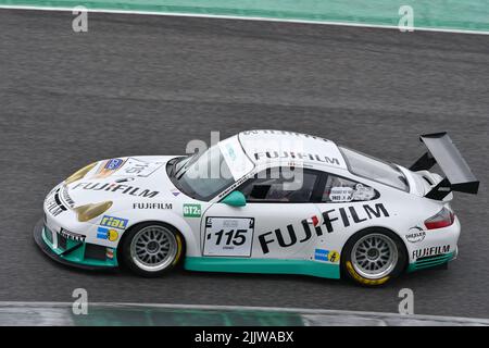 Scarperia, 3. April 2022: Porsche 996 GT3-RSR Jahr 2005 im Einsatz während des Mugello Classic 2022 auf dem Kurs Mugello in Italien. Stockfoto