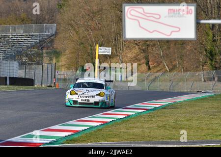 Scarperia, 3. April 2022: Porsche 996 GT3-RSR Jahr 2005 im Einsatz während des Mugello Classic 2022 auf dem Kurs Mugello in Italien. Stockfoto