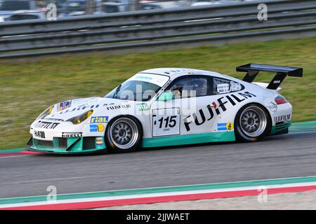 Scarperia, 3. April 2022: Porsche 996 GT3-RSR Jahr 2005 im Einsatz während des Mugello Classic 2022 auf dem Kurs Mugello in Italien. Stockfoto