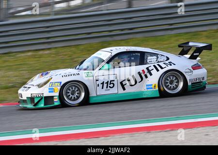 Scarperia, 3. April 2022: Porsche 996 GT3-RSR Jahr 2005 im Einsatz während des Mugello Classic 2022 auf dem Kurs Mugello in Italien. Stockfoto