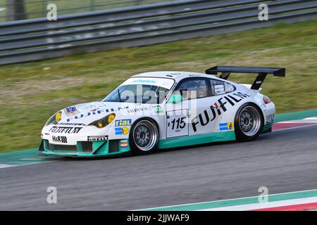 Scarperia, 3. April 2022: Porsche 996 GT3-RSR Jahr 2005 im Einsatz während des Mugello Classic 2022 auf dem Kurs Mugello in Italien. Stockfoto