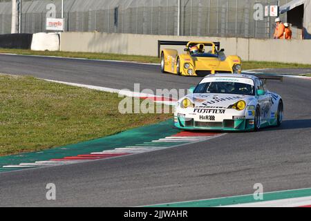 Scarperia, 3. April 2022: Porsche 996 GT3-RSR Jahr 2005 im Einsatz während des Mugello Classic 2022 auf dem Kurs Mugello in Italien. Stockfoto
