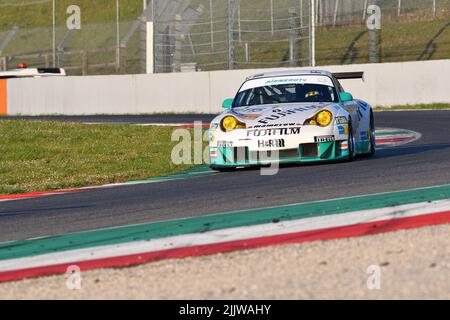 Scarperia, 3. April 2022: Porsche 996 GT3-RSR Jahr 2005 im Einsatz während des Mugello Classic 2022 auf dem Kurs Mugello in Italien. Stockfoto