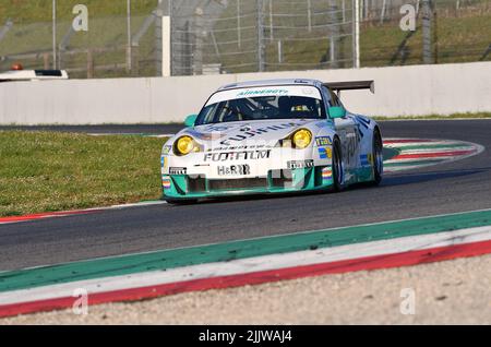 Scarperia, 3. April 2022: Porsche 996 GT3-RSR Jahr 2005 im Einsatz während des Mugello Classic 2022 auf dem Kurs Mugello in Italien. Stockfoto