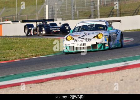 Scarperia, 3. April 2022: Porsche 996 GT3-RSR Jahr 2005 im Einsatz während des Mugello Classic 2022 auf dem Kurs Mugello in Italien. Stockfoto
