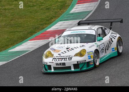 Scarperia, 3. April 2022: Porsche 996 GT3-RSR Jahr 2005 im Einsatz während des Mugello Classic 2022 auf dem Kurs Mugello in Italien. Stockfoto