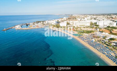 Vogelperspektive auf Pantachou - Limanaki-Strand (Kaliva), Ayia Napa, Famagusta, Zypern. Die Wahrzeichen Touristenattraktion Bucht mit goldenem Sand, sma Stockfoto