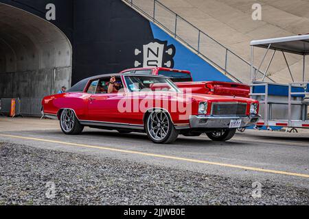 Libanon, TN - 14. Mai 2022: Weitwinkelansicht eines Chevrolet Monte Carlo Coupés aus dem Jahr 1970 auf einer lokalen Automobilmesse. Stockfoto