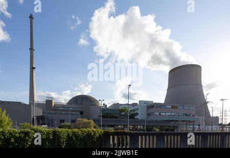 Lingen, Deutschland. 27.. Juli 2022. Blick auf das Kernkraftwerk Emsland (KKE) mit seinem Kühlturm. (To dpa 'Brennstäbe des Kernkraftwerks: Vom Uran bis zur Lieferzeit') Quelle: Friso Gentsch/dpa/Alamy Live News Stockfoto