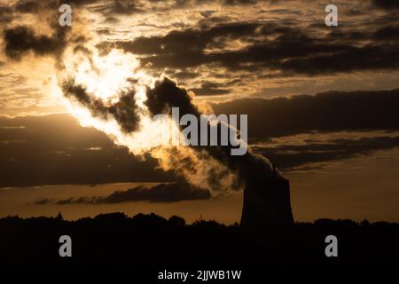 Lingen, Deutschland. 27.. Juli 2022. Blick auf das Kernkraftwerk Emsland (KKE) mit seinem Kühlturm. (To dpa 'Brennstäbe des Kernkraftwerks: Vom Uran bis zur Lieferzeit') Quelle: Friso Gentsch/dpa/Alamy Live News Stockfoto