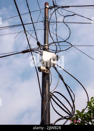 Jakarta, Indonesien, 04. Mai 2022: Zwei CCTV-Kameras auf einem Strommast, eine Überwachungskamera Stockfoto