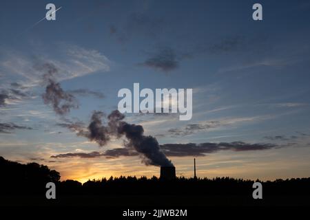 Lingen, Deutschland. 27.. Juli 2022. Blick auf das Kernkraftwerk Emsland (KKE) mit seinem Kühlturm. (To dpa 'Brennstäbe des Kernkraftwerks: Vom Uran bis zur Lieferzeit') Quelle: Friso Gentsch/dpa/Alamy Live News Stockfoto