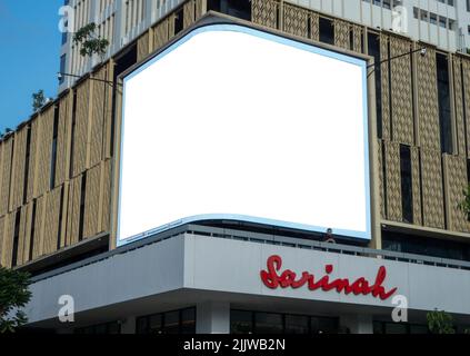 Jakarta, Indonesien-Mai 04, 2022:Outdoor leere Plakatwand weißer Bildschirm Plakat mockup Bild für Werbung Stockfoto