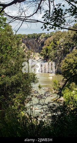 Viterbo 2022. Kleiner Wasserfall des Flusses Flora im kleinen Pellicone See, natürliche Kulisse für viele Filme. April 2022 Latium, Italien Stockfoto