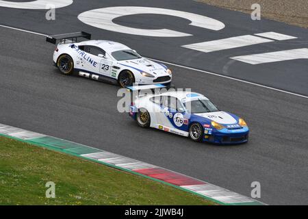 Scarperia, 3. April 2022: Porsche 996 GT3-RSR Jahr 2006 im Einsatz während des Mugello Classic 2022 auf dem Kurs Mugello in Italien. Stockfoto